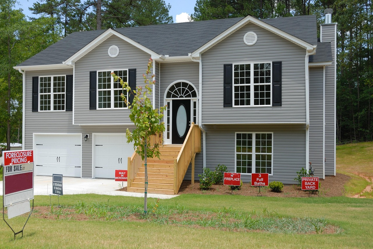 A pristine, modern new-build house with clean architectural lines, large sunlit windows, and subtle elements suggesting high energy efficiency, evoking comfort and readiness for immediate occupancy.