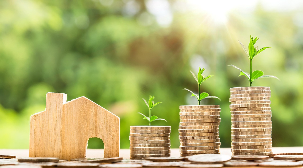 A person's hand places the final, glowing piece into a clear, upward-trending financial growth puzzle, symbolizing precise goal setting and successful achievement.
