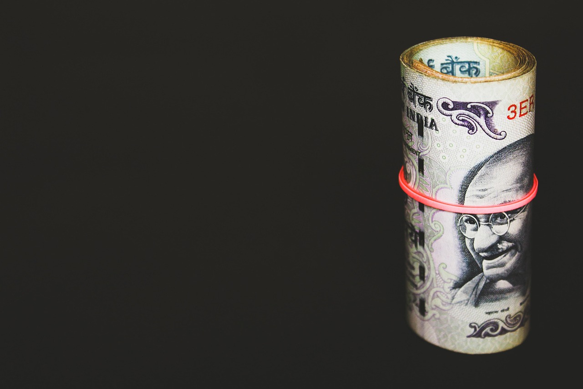 An elegant visual showcasing various financial instruments, including a secure piggy bank, a stack of euro banknotes, a digital stock market graph, and a bond certificate, arranged as a clear spectrum of investment options.
