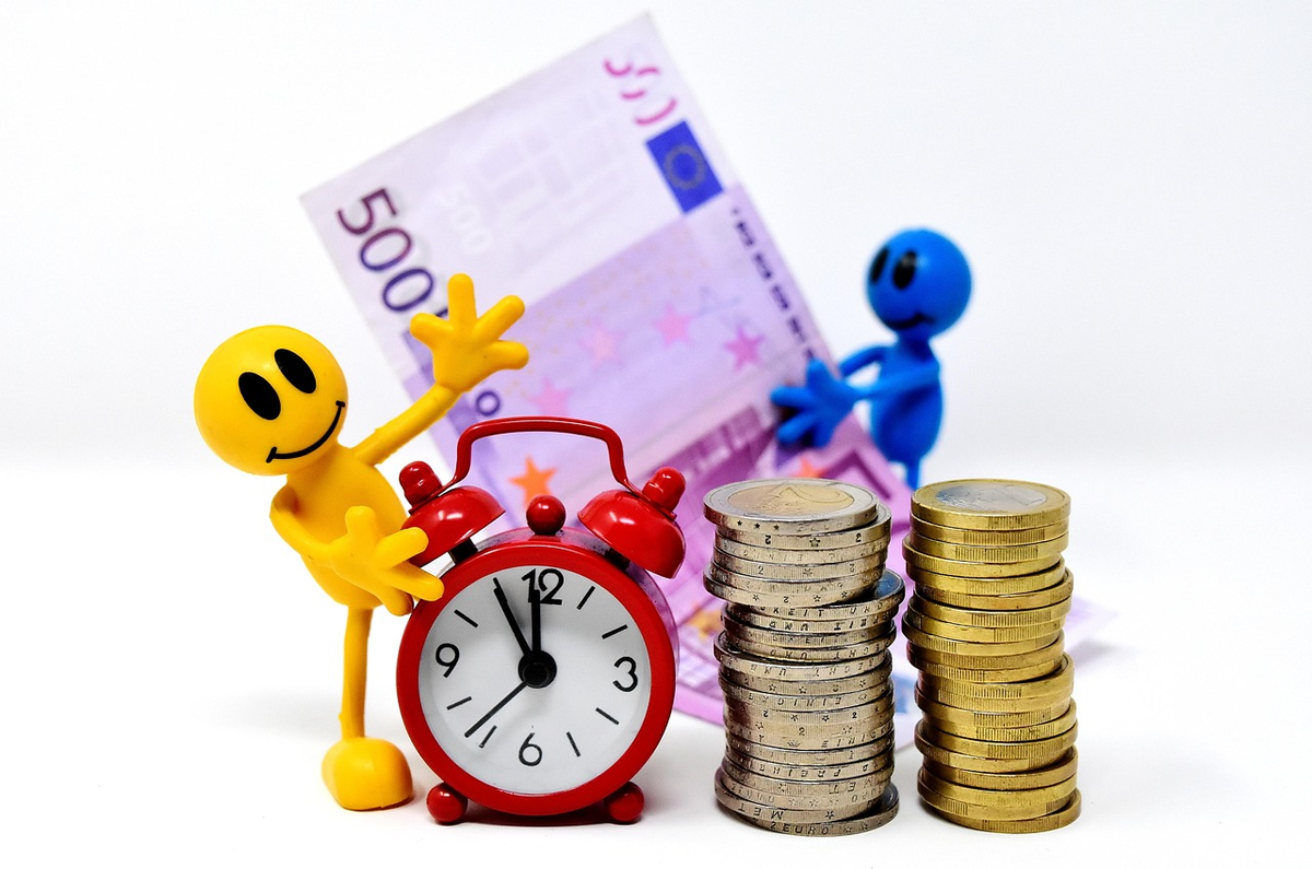 A clear timeline shows a single Euro banknote transforming into a large, overflowing cascade of currency notes and coins as it progresses forward, visually representing the exponential growth of money through compound interest and its time value, with a subtle, fading shadow behind the initial banknote symbolizing the erosive effect of inflation.