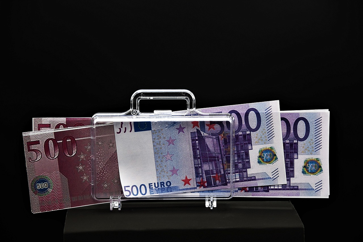 A conceptual image where a stable stack of currency notes seamlessly transforms into a dynamic, upward-trending financial graph, subtly balanced on a scale with clear 'Risk' and 'Return' indicators, symbolizing the fundamental principles of investing.