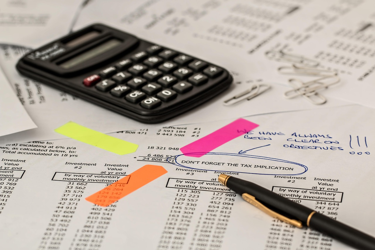 A close-up of an investor's hand strategically moving pieces representing money or digital graphs across a table, with translucent holographic overlays of complex tax forms, specific percentages (like 15% and 20%), and exemption figures (e.g., 1000€, 500€), symbolizing the practical challenges and calculations involved in navigating investment taxes and regulations.