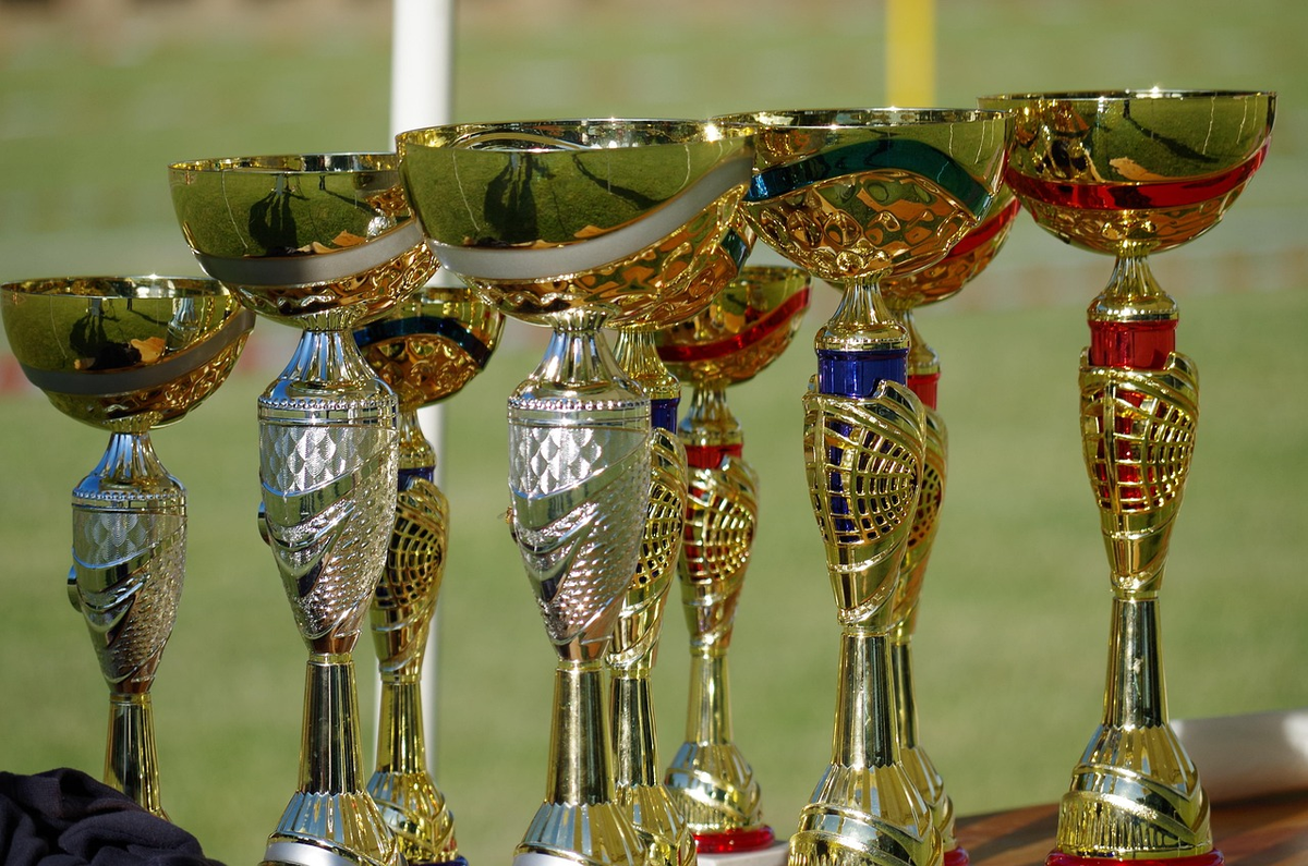 A perfectly balanced classical scale, with one pan containing vibrant green upward financial charts and growing stacks of coins representing 'Benefits', and the other pan containing subtle red downward arrows and storm clouds representing 'Risks', set against a clean, modern financial backdrop.