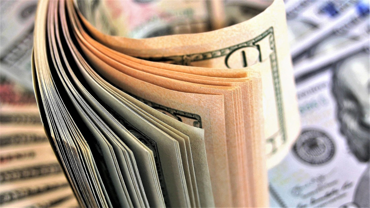 A symbolic image depicting a balanced scale where one side holds a growing house and an upward financial graph, representing 'good debt' that builds long-term assets, while the other side shows a pile of rapidly diminishing cash and a heavy, constricting chain, symbolizing 'bad debt' leading to consumption and burden.
