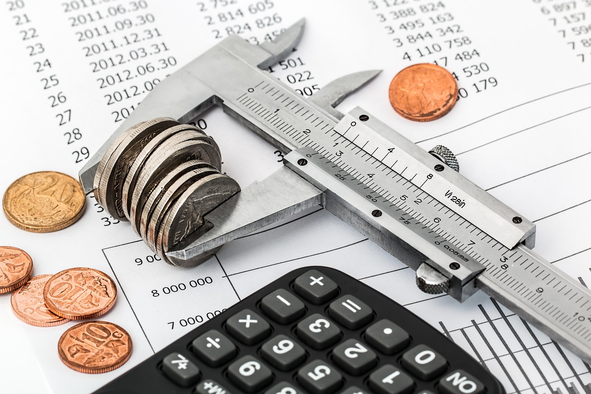 A stylized balance scale with financial growth elements (upward arrow, stack of coins) on one side, and a transparent tax declaration form with a visible 15% rate on the other, representing the legal aspects of investment income taxation.