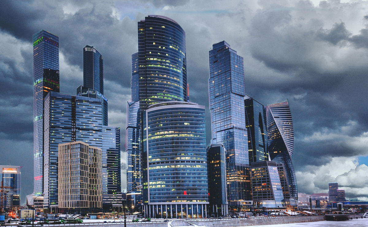 A split image visually contrasting a grand, classical bank building facade on one side with a sleek, modern digital interface displaying diverse global investment charts and asset icons on the other, symbolizing the choice between traditional financial institutions and online trading platforms.